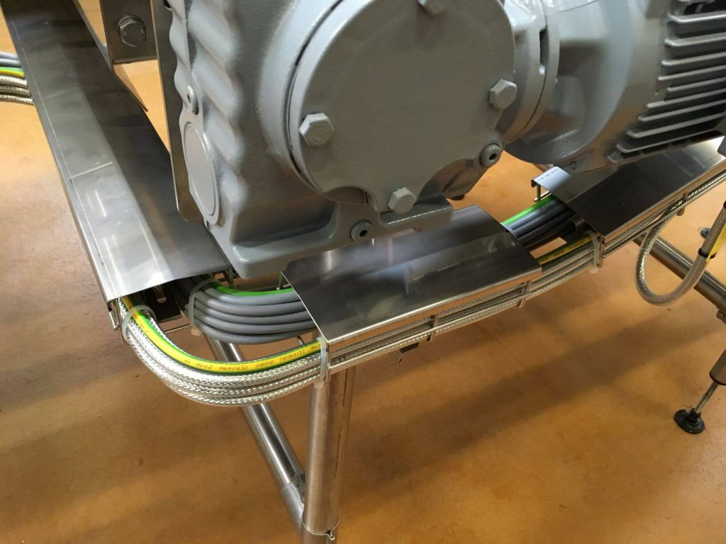 industrielle Motor- oder Getriebeanlage mit einer professionellen Verkabelung